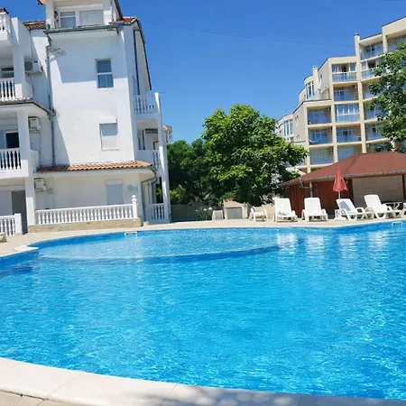 Sunny Bravo 3 - 2br Pool View Апартамент *